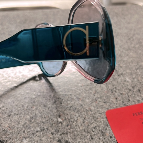 Salvatore Ferrragamo Stylish Blue Sunglasses NWOT display picture 3